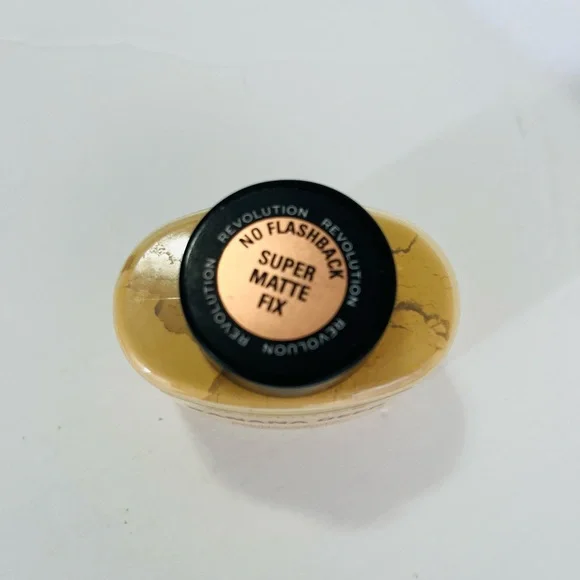 Revolution Banana Deep Setting Powder - Picture 3 of 3